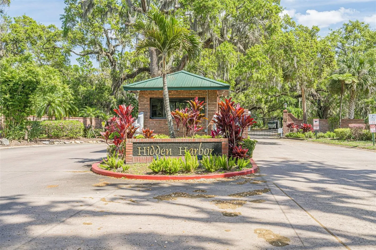 HIDDEN HARBOR AMENITIES - NEIGHBORHOOD GATED ENTRANCE SIGN