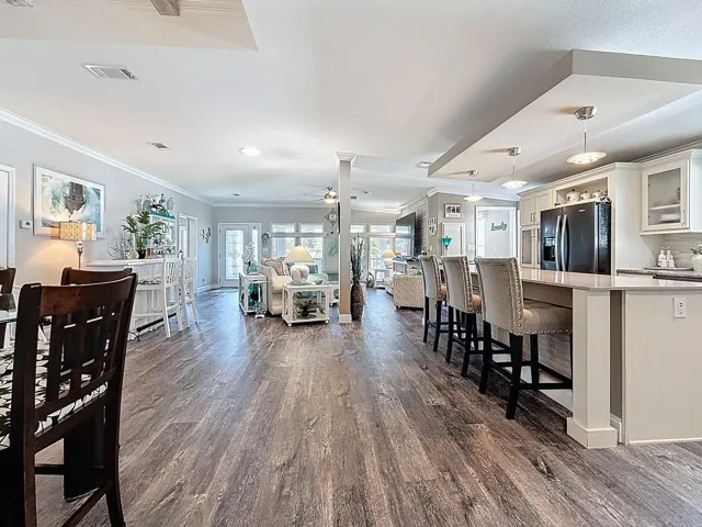 Large Island with Breakfast Bar Seating