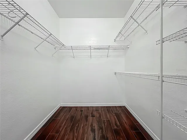 WALK IN CLOSET