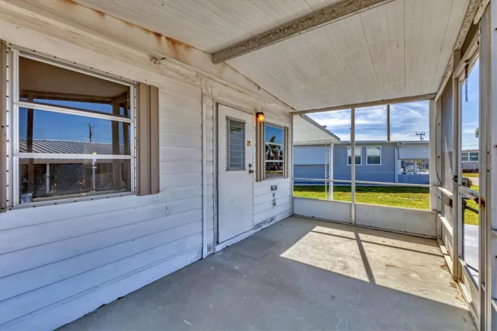 Screened Front PorchLiving R
