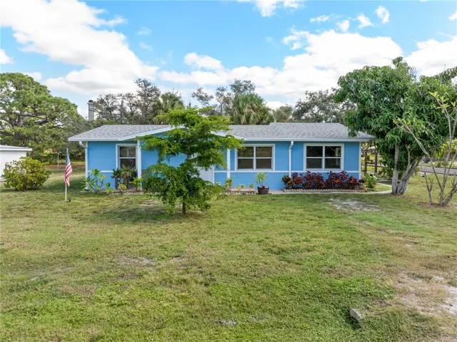 Beach life on the mainland side!  A cute cottage within walking distance to Panama Blvd. and the Palm Island Ferry.