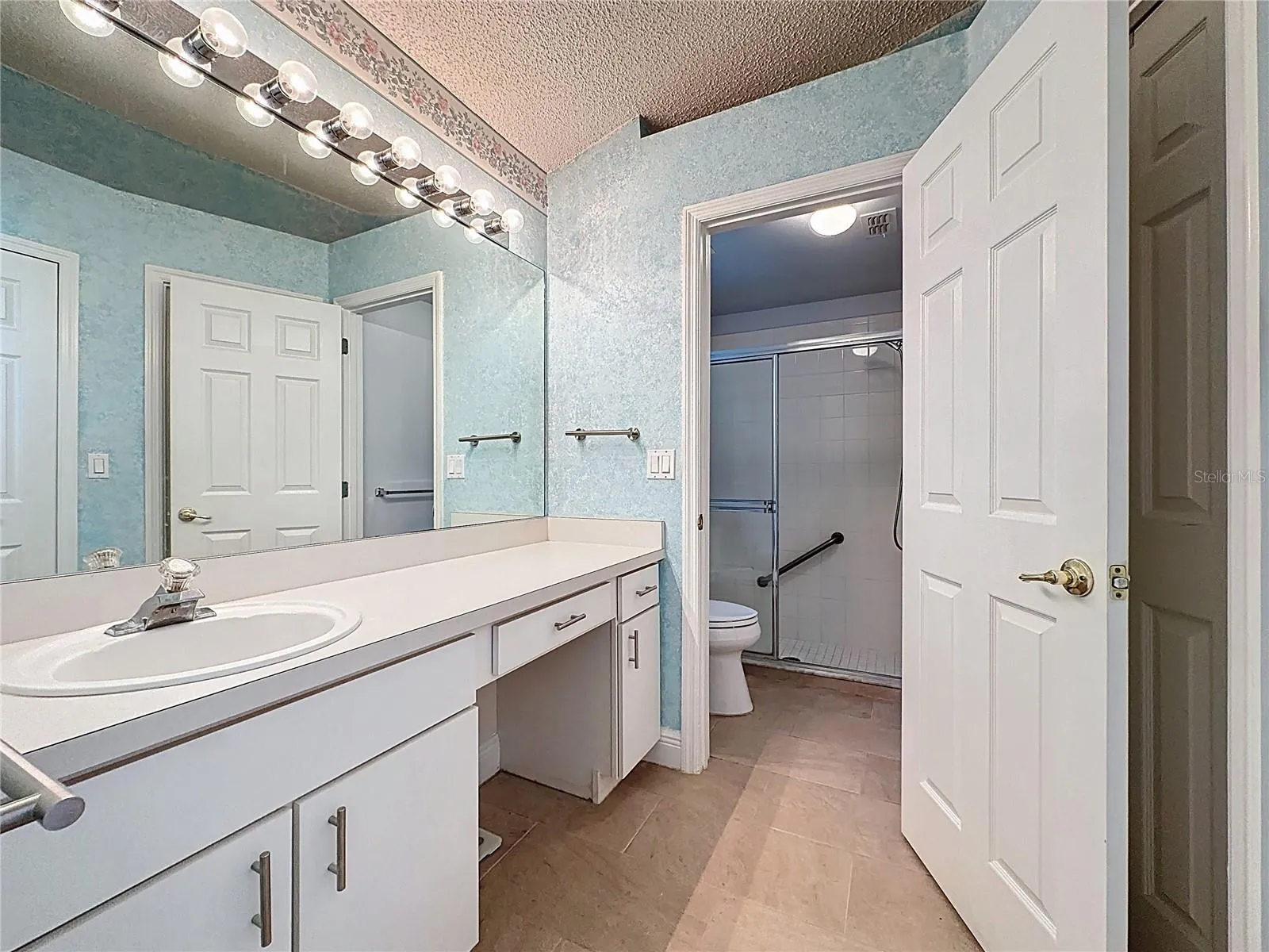 Primary bathroom w/private toilet area