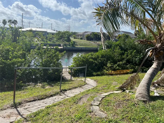 Back Yard pathway to Dock