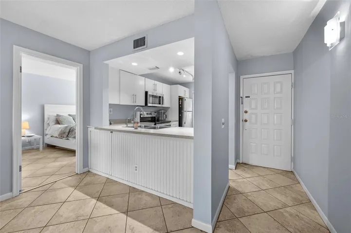 Breakfast Bar/Entry