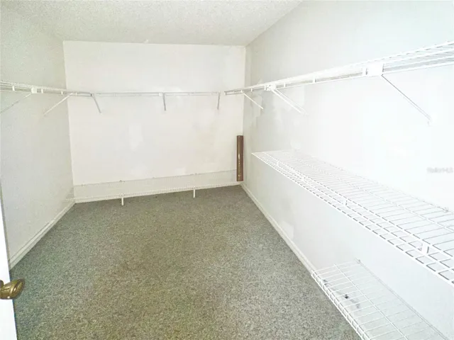MAS- CLOSET