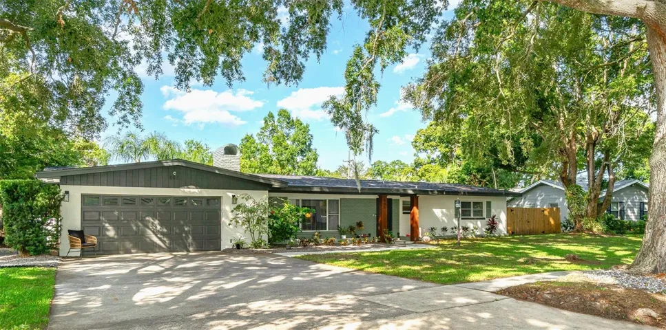 Front of Home, 2 Car Garage