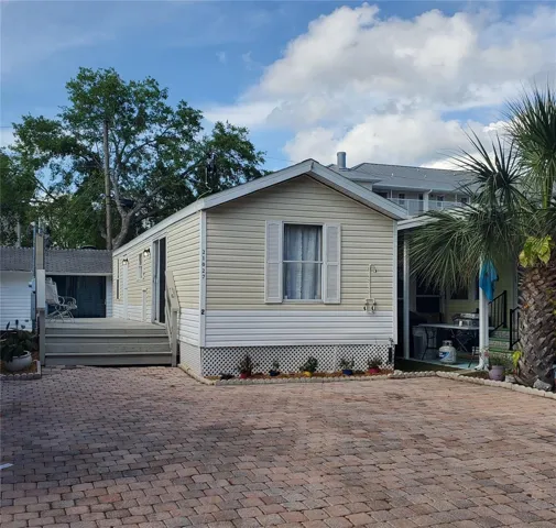 Front with oversize paver parking driveway.