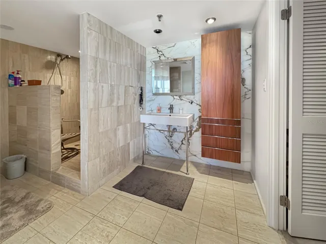 Primary en-suite bathroom