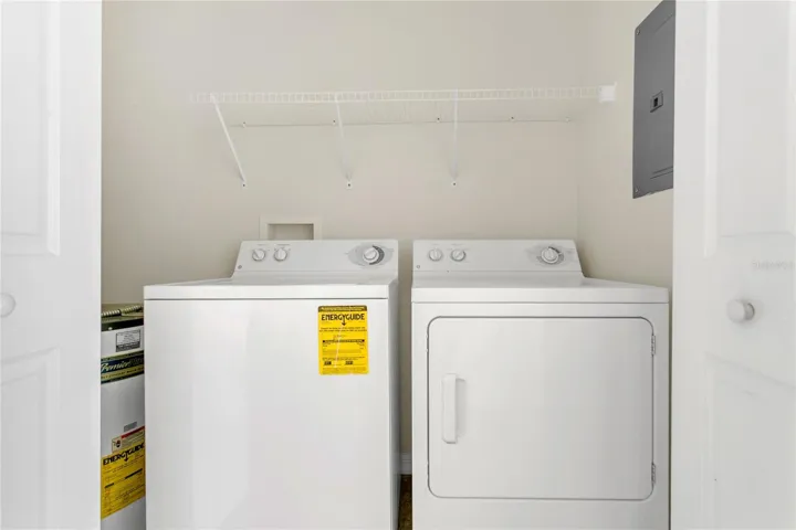 Wash and dryer closet in kitchen area