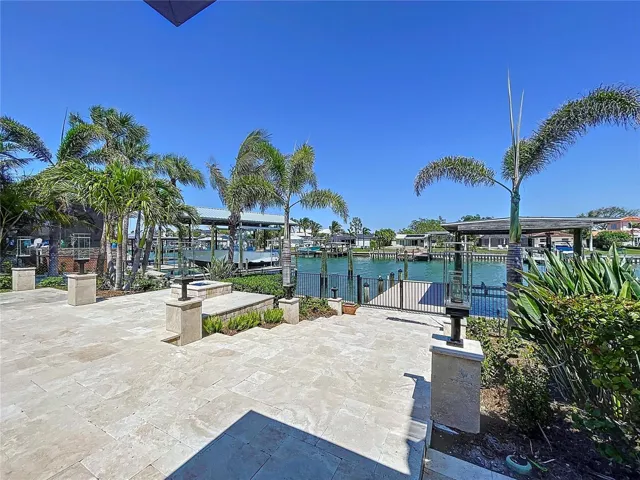 Outdoor dream! Boat lift/dock, gas torches, fire pit!