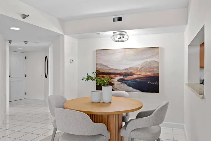 Dining room, hallway to front door