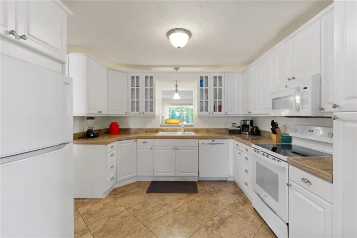 Kitchen w/butcher block island