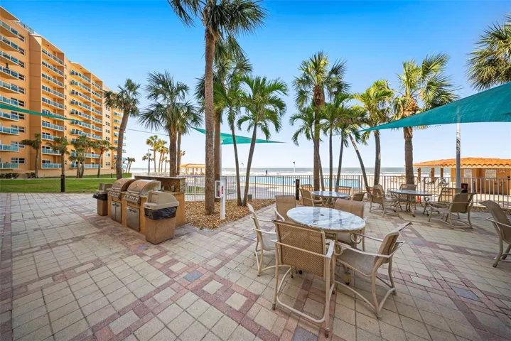 Picnic Area with view of the Pool and the Gulf of America
