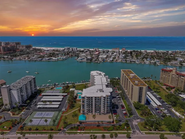 Waterfront Community!2 Pickleball/Tennis Courts 2 Pools 2 Pavillions