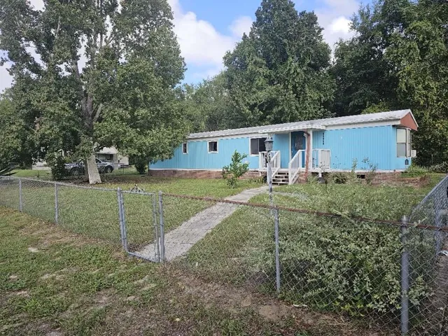 Front of home outside of fence