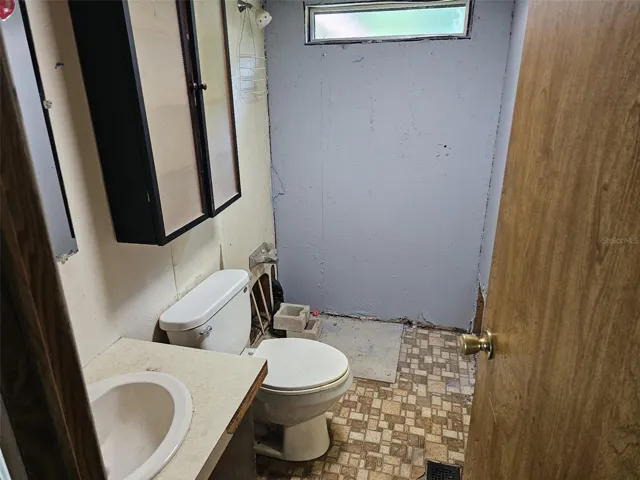 primary bathroom from foyer