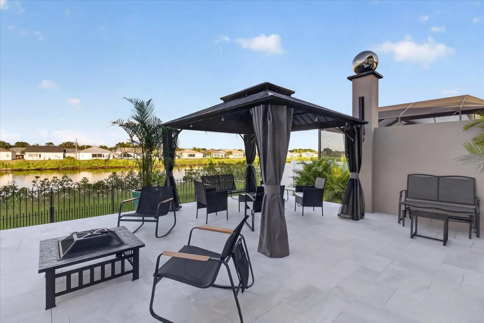 Large Outdoor Entertaining Patio