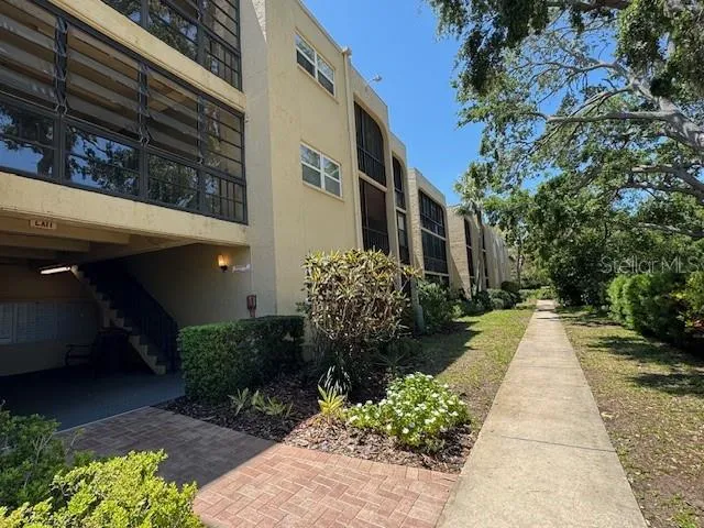 SIDE OF BUILDING 200