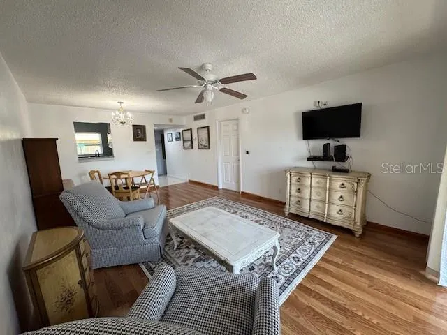 LIVIN/DINNING ROOM