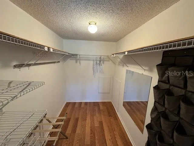 WALK IN CLOSET