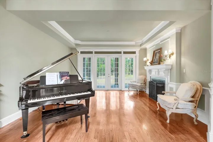 Living Room w/gas fireplace