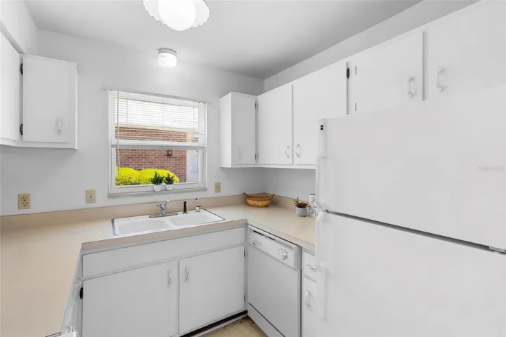 Kitchen, appliances convey