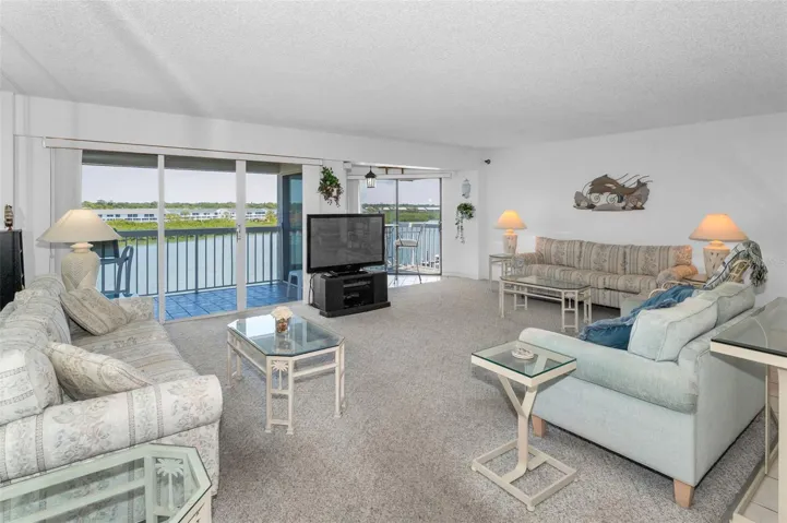 Large LR  22' x 23' with corner unit water views
