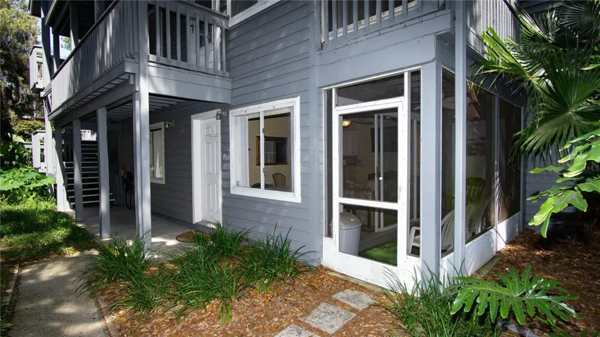 porch entrance on ground floor with another side entrance