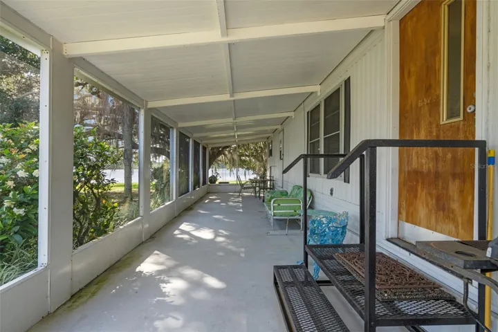 Mobile Home features a Large Screened Lanai
