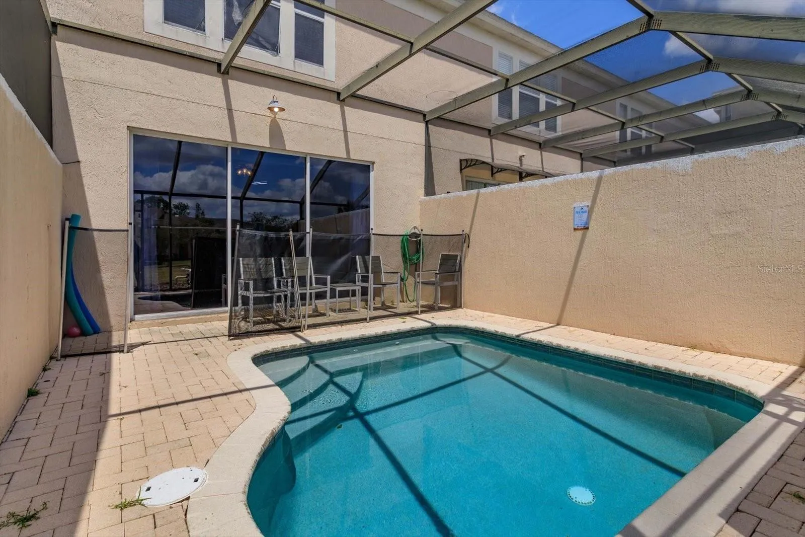 Private pool with child guard net