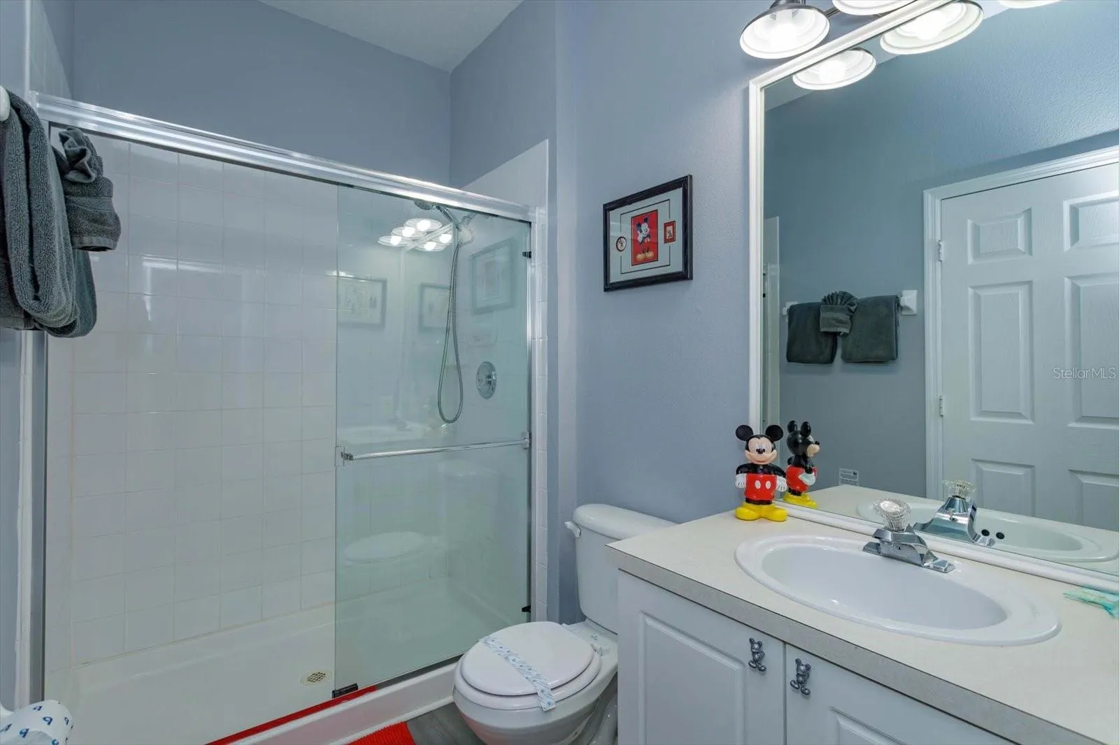 first floor bath adjacent to the bedroom