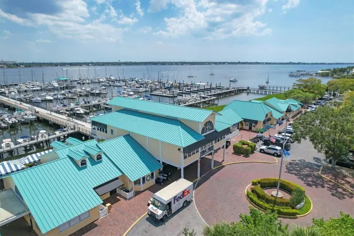 Palmetto's Riverside Drive plaza and marina
