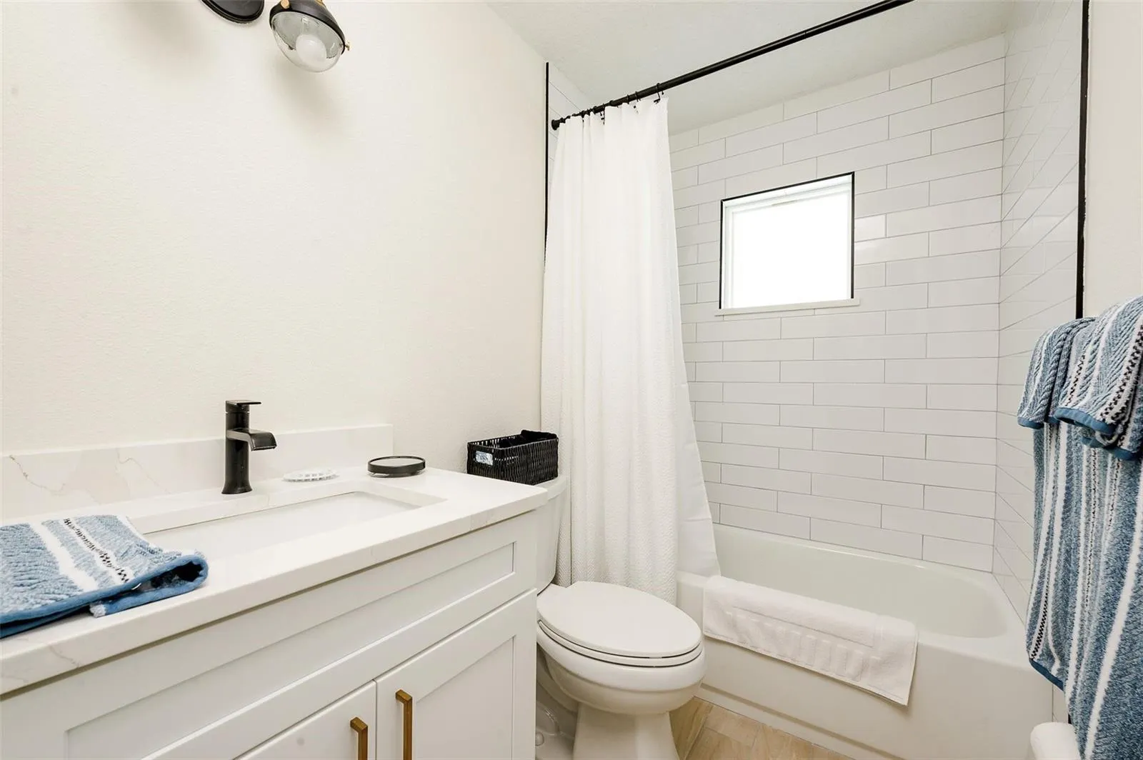 Studio Full Bathroom