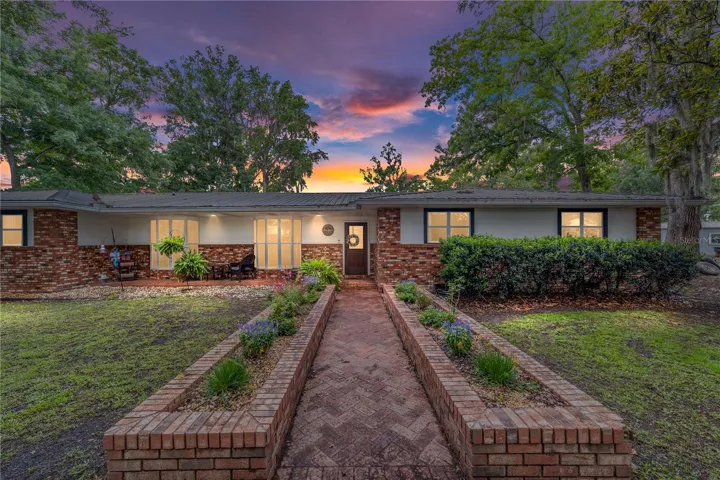 Welcome Home!  4/3 Main Home and 3/2 Guest Home on 10 acres!