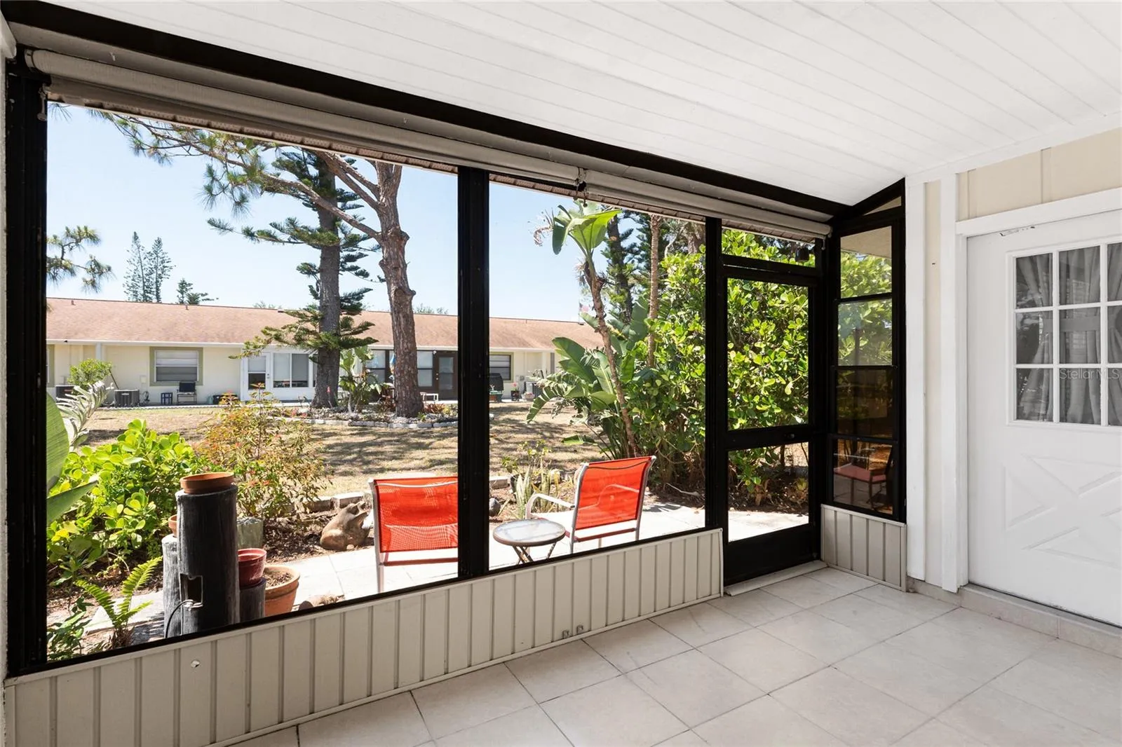 Lanai has tiled flooring
