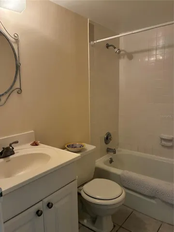 Main bathroom with ceramic tiles.