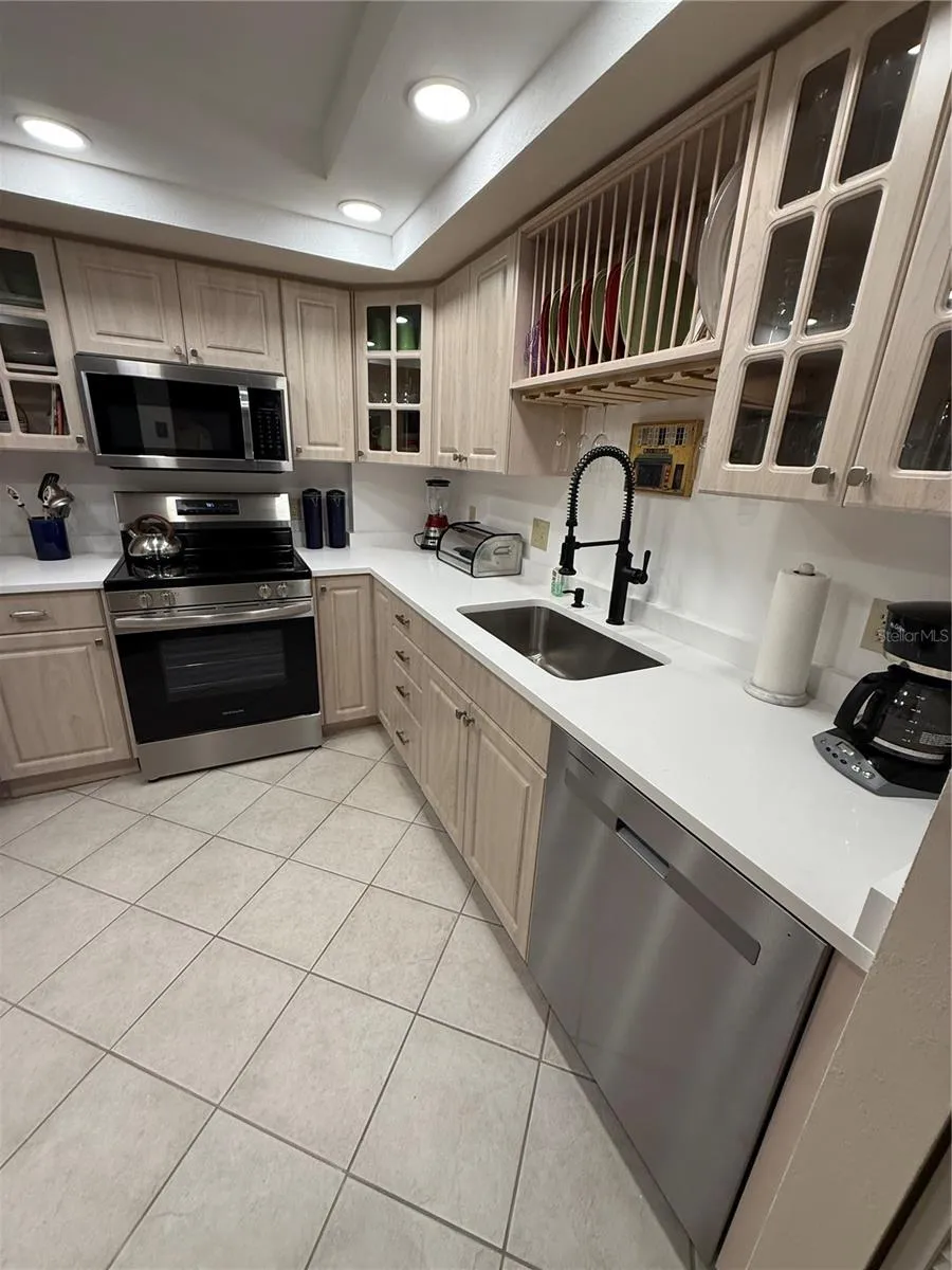 NEW Quatrz Counter Tops