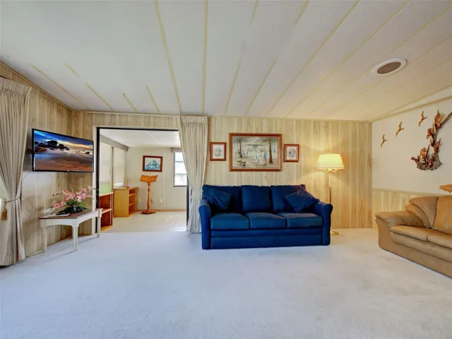 SPACIOUS LIVING ROOM