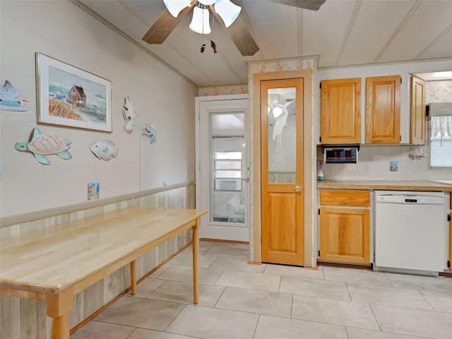 EAT IN KITCHEN