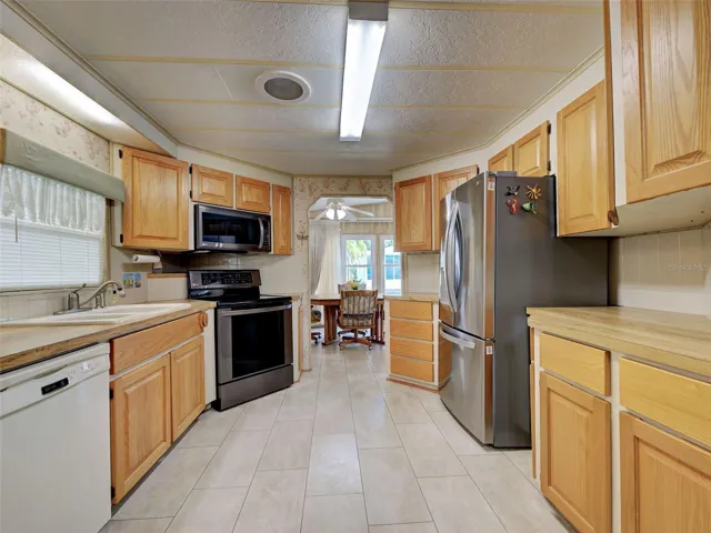 NEWER STOVE AND REFRIGERATOR.