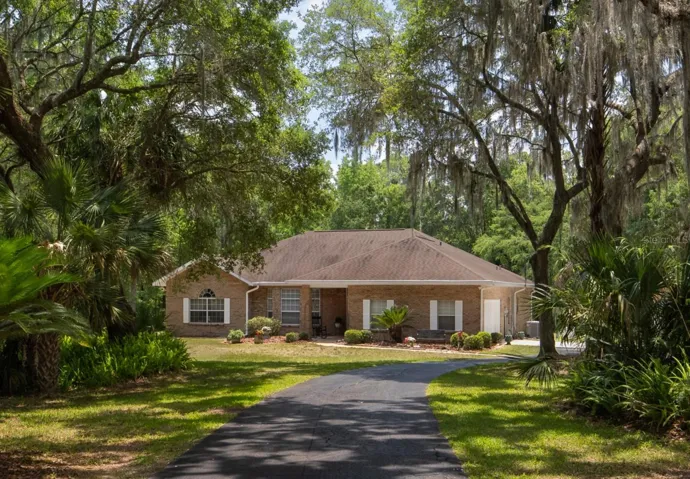 Lovely home on 6.23 acres in Edgecliff
