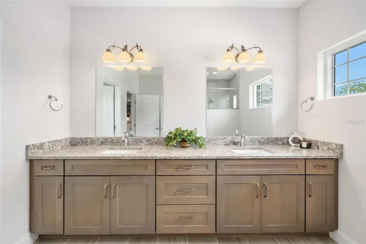 Primary bath, dual sinks