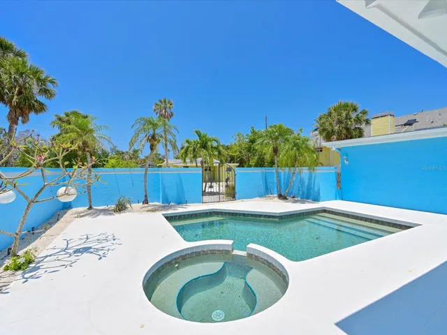 Open air pool & spa