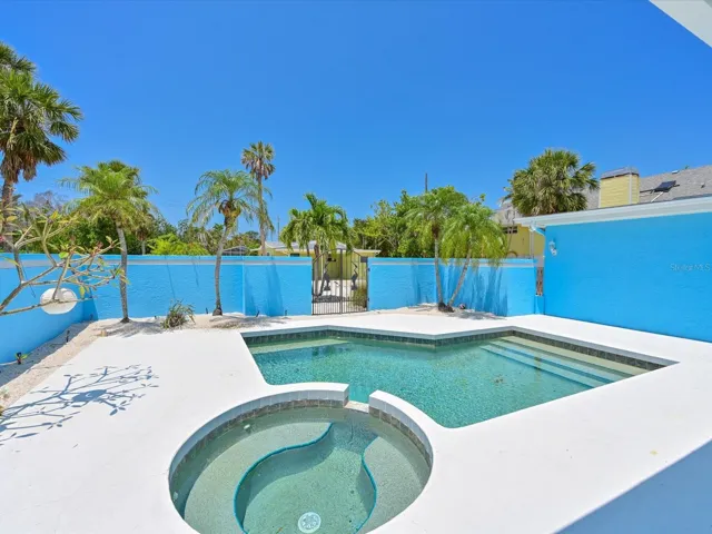 Open air pool & spa