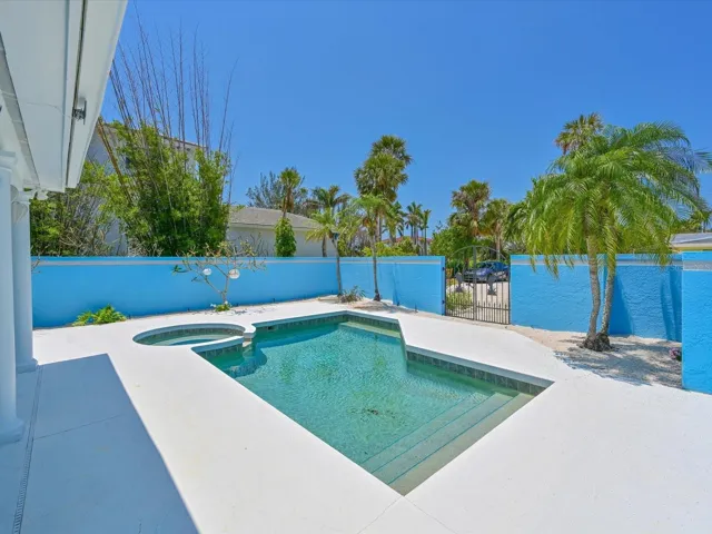 Open air pool & spa