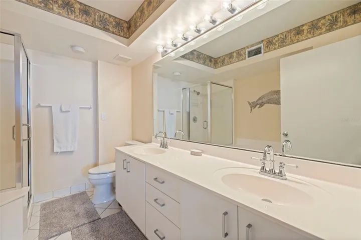Master en-suite bathroom