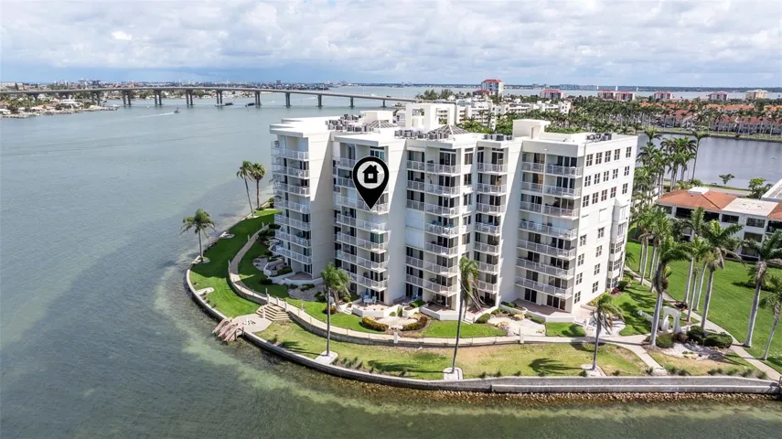 Gorgeous/private waterfront views.