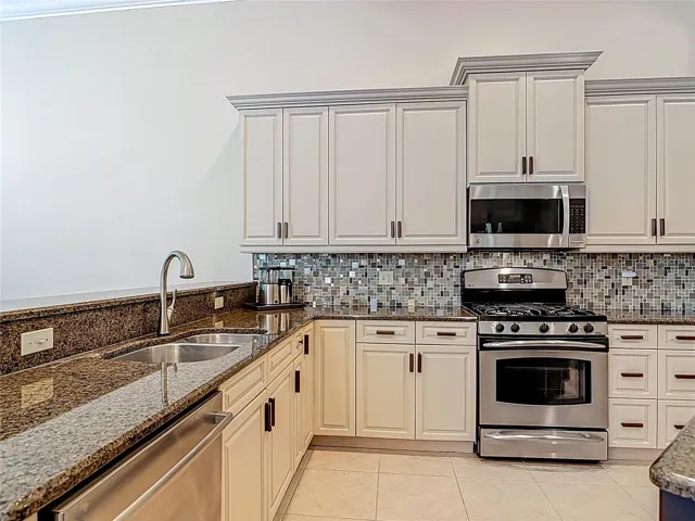 Granite Countertops & Stainless Appliances