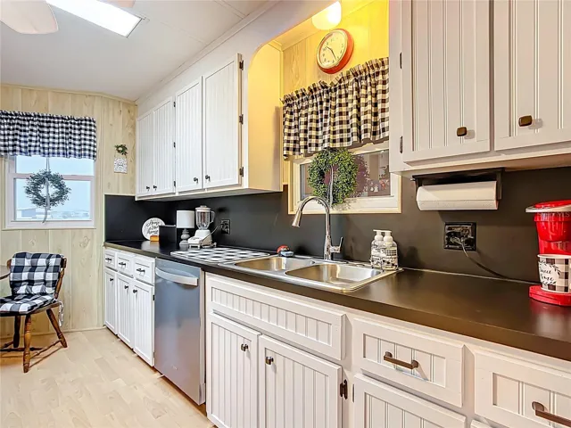 Lots of cabinets