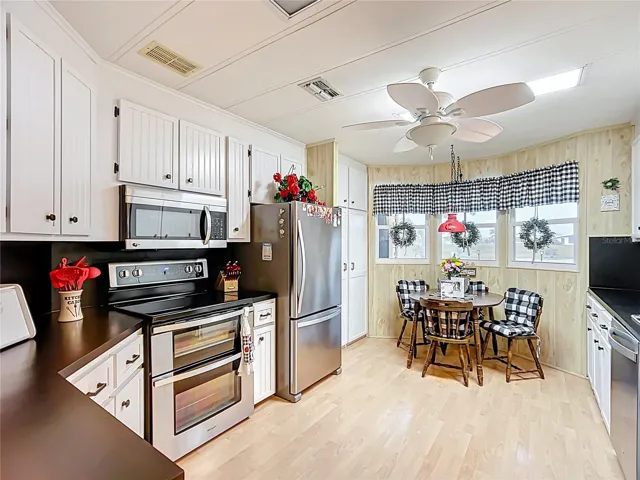 Kitchen eating area
